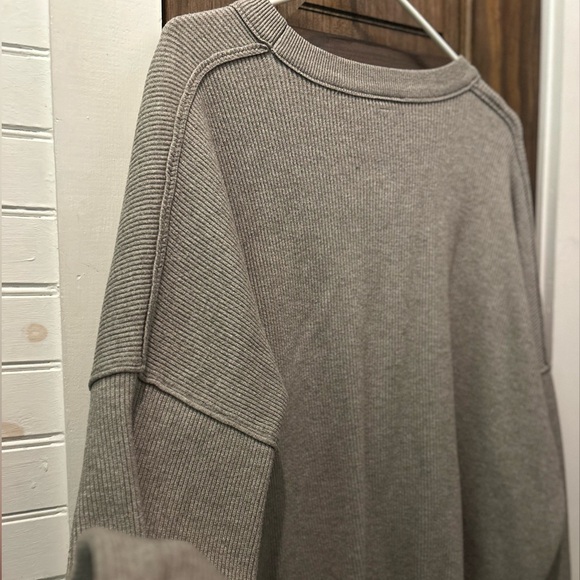Cozy Vintage Find: Neutral Gray Knit Sweater - Picture 3 of 6